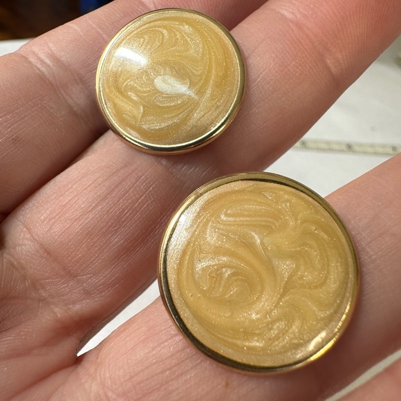 Four pair of beige and gold vibe earrings - Picture 6 of 6